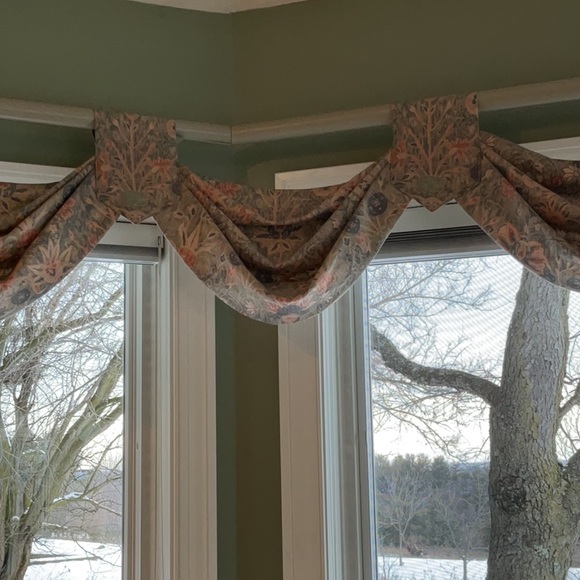 Custom Draperies Swags and Jabots - Picture 6 of 11